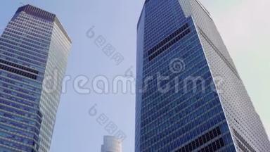 两座摩天大楼之间，第三座是在中国<strong>上海</strong>浦东的蓝天上可见的